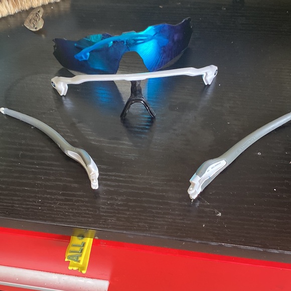 They are Oakley’s classes and I love them easy to wear - Picture 2 of 2